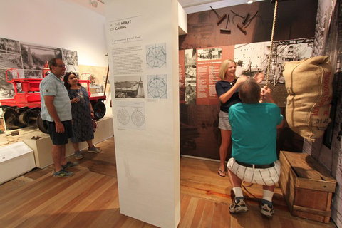 Cairns Aquarium And Small Group City Sightseeing Tour - Australia Shopping 1