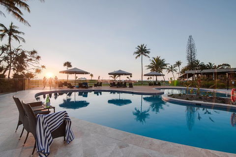 Tangalooma Island Resort Whale Watching Day Cruise With Dolphin Feeding - Accommodation Australia 4